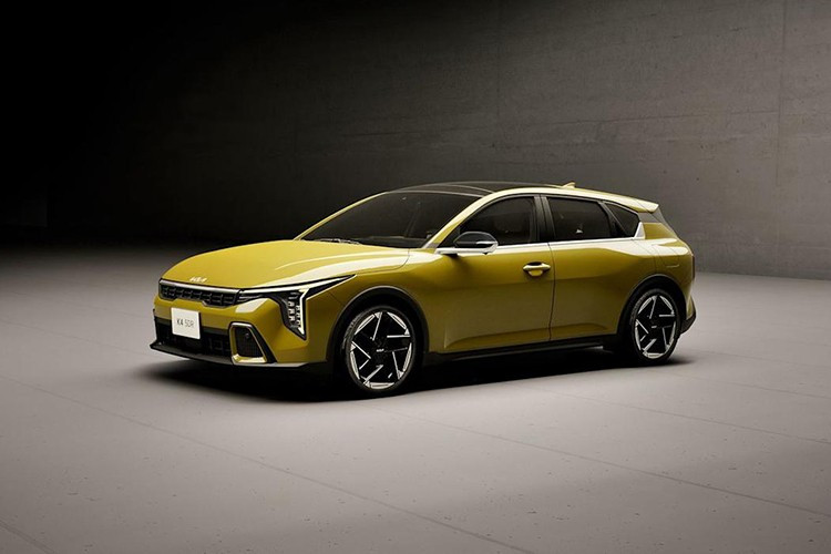 Kia vừa chính thức trình làng mẫu hatchback K4 2025 phiên bản châu Âu, đánh dấu sự xuất hiện của một chiếc hatchback hoàn toàn mới, mang thiết kế táo bạo và phá cách giữa hai phân khúc C và D. Dựa trên triết lý thiết kế “Opposites United”.