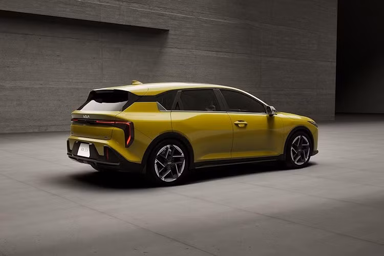 Phiên bản thể thao GT-Line còn được trang bị mâm hợp kim 17 hoặc 18 inch, các chi tiết sơn đen bóng, vô-lăng ba chấu tích hợp lẫy chuyển số và nhiều điểm nhấn mang hơi hướng thể thao hơn