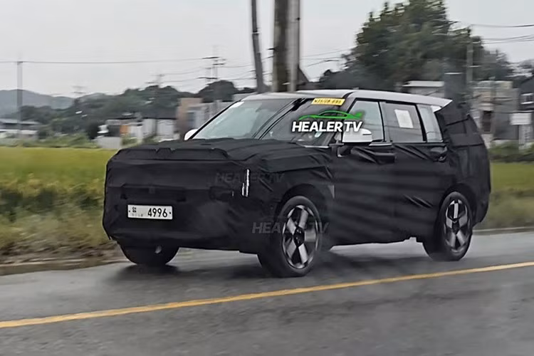 Những điểm thay đổi dễ nhận thấy trên mẫu xe SUV SantaFe 2027 facelift gồm: cụm đèn pha mảnh kết hợp dải LED định vị dọc hai bên, lưới tản nhiệt 4 nan gọn gàng thay cho kiểu lấy cảm hứng Land Rover, thân xe thanh thoát hơn với các đường nẹp ngang nhấn mạnh chiều rộng.