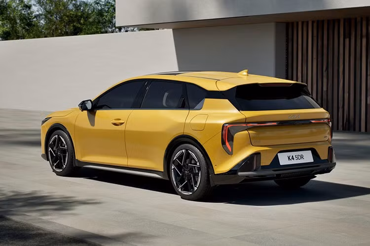 Về vận hành, Kia K4 cung cấp tới 5 tùy chọn hệ truyền động cho thị trường châu Âu, trong đó có hai phiên bản điện hóa. Các cấu hình bao gồm động cơ xăng 1.0 T-GDI (115 mã lực) với hộp số sàn 6 cấp hoặc mild-hybrid đi kèm hộp số ly hợp kép 7 cấp.