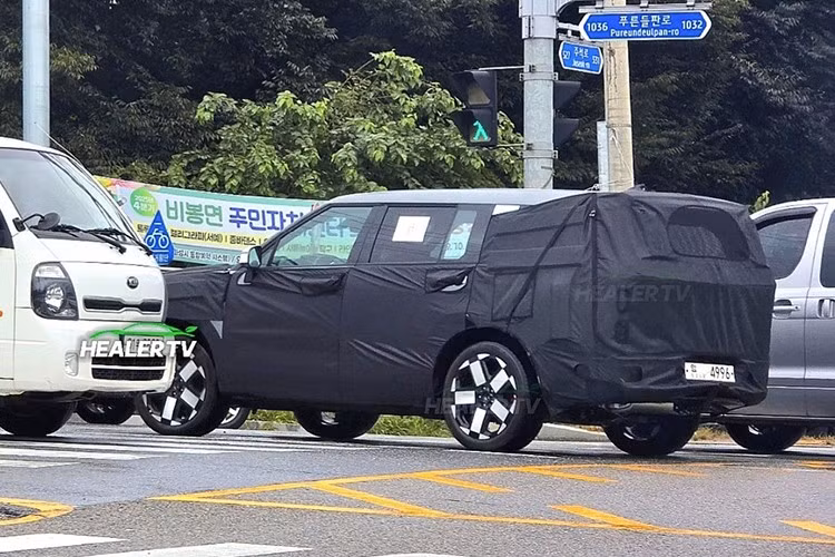 Ở Mỹ, mẫu xe vẫn duy trì lượng bán ổn định, song hộp số ly hợp kép (DCT) lại nhận nhiều phàn nàn vì vận hành thiếu mượt mà. Theo các hình ảnh phác thảo từ KKSStudio, SantaFe 2027 facelift sẽ áp dụng ngôn ngữ thiết kế mới “Art of Steel”, mang đến diện mạo mềm mại và hiện đại hơn.