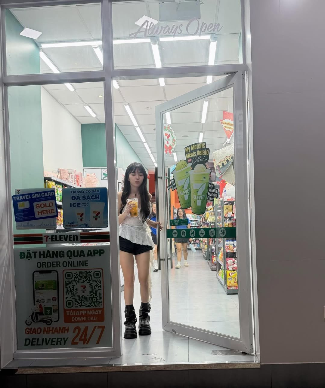 Cuộc sống hiện tại của Khánh Vân khá thoải mái về tài chính. Cô tập trung phát triển sự nghiệp trên nền tảng số, chăm sóc bản thân và tận hưởng tuổi trẻ theo cách riêng.