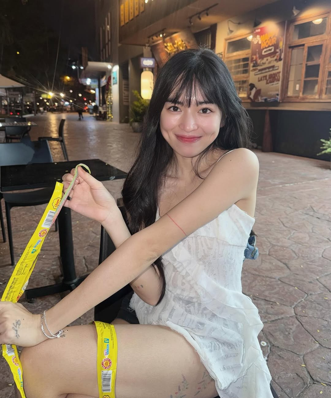 Trong quá trình hoạt động nghệ thuật, Khánh Vân từng vướng phải không ít tranh cãi. Cô từng đăng tải những hình ảnh gợi cảm trên trang cá nhân và bị một bộ phận dân mạng nhận xét tiêu cực. Không chịu im lặng, Khánh Vân thẳng thắn đáp trả, thể hiện cá tính mạnh mẽ và quan điểm sống rõ ràng.