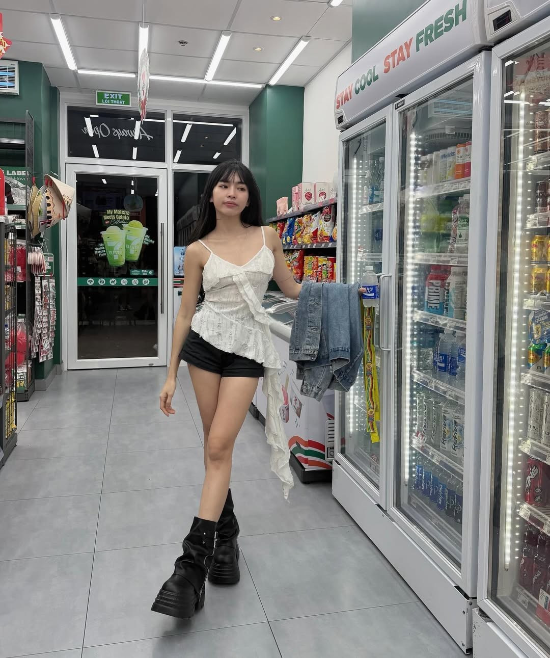 Trong khi sự nghiệp nghệ thuật có nhiều bước chuyển, Khánh Vân lại khiến nhiều người bất ngờ với khả năng kinh doanh. Nữ diễn viên tiết lộ rằng từ năm 26–27 tuổi, cô đã bắt đầu đầu tư vào bất động sản. Cô mua nhà để đó, chờ lên giá rồi bán lại. Nhờ sự nhạy bén và quyết đoán, đến năm 29 tuổi, Khánh Vân đã sở hữu 4–5 sổ đỏ, con số khiến nhiều người ngưỡng mộ.