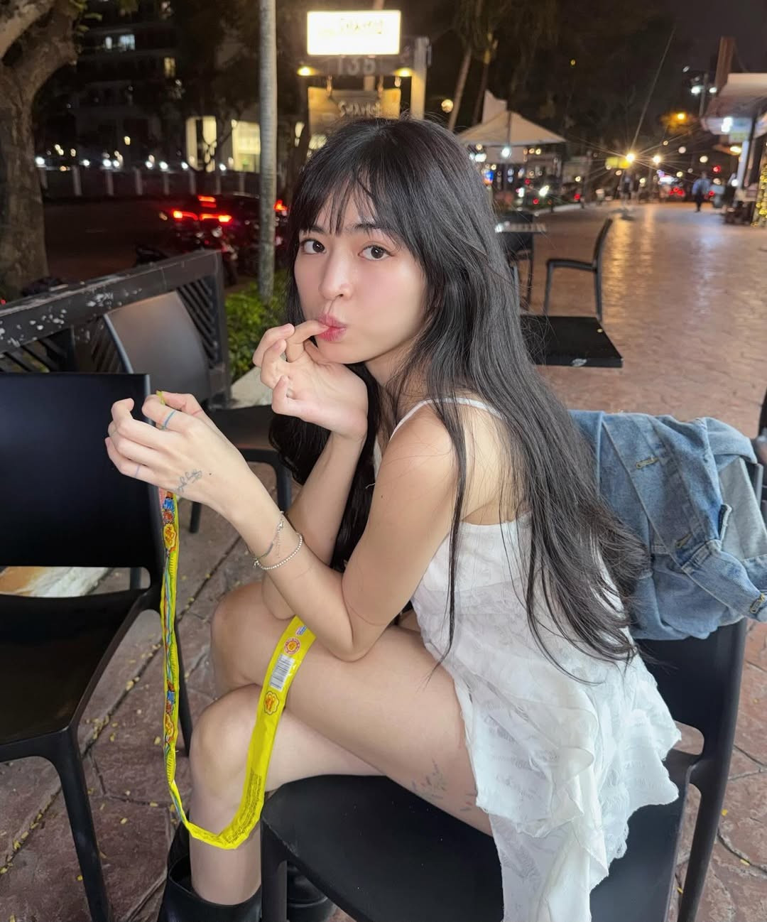 Trong loạt ảnh, Khánh Vân xuất hiện với phong thái thoải mái, trẻ trung. Mái tóc dài buông xõa, hơi xoăn nhẹ tạo cảm giác tự nhiên và mềm mại. Đây cũng là kiểu tóc giúp tôn lên những đường nét thanh thoát trên gương mặt.