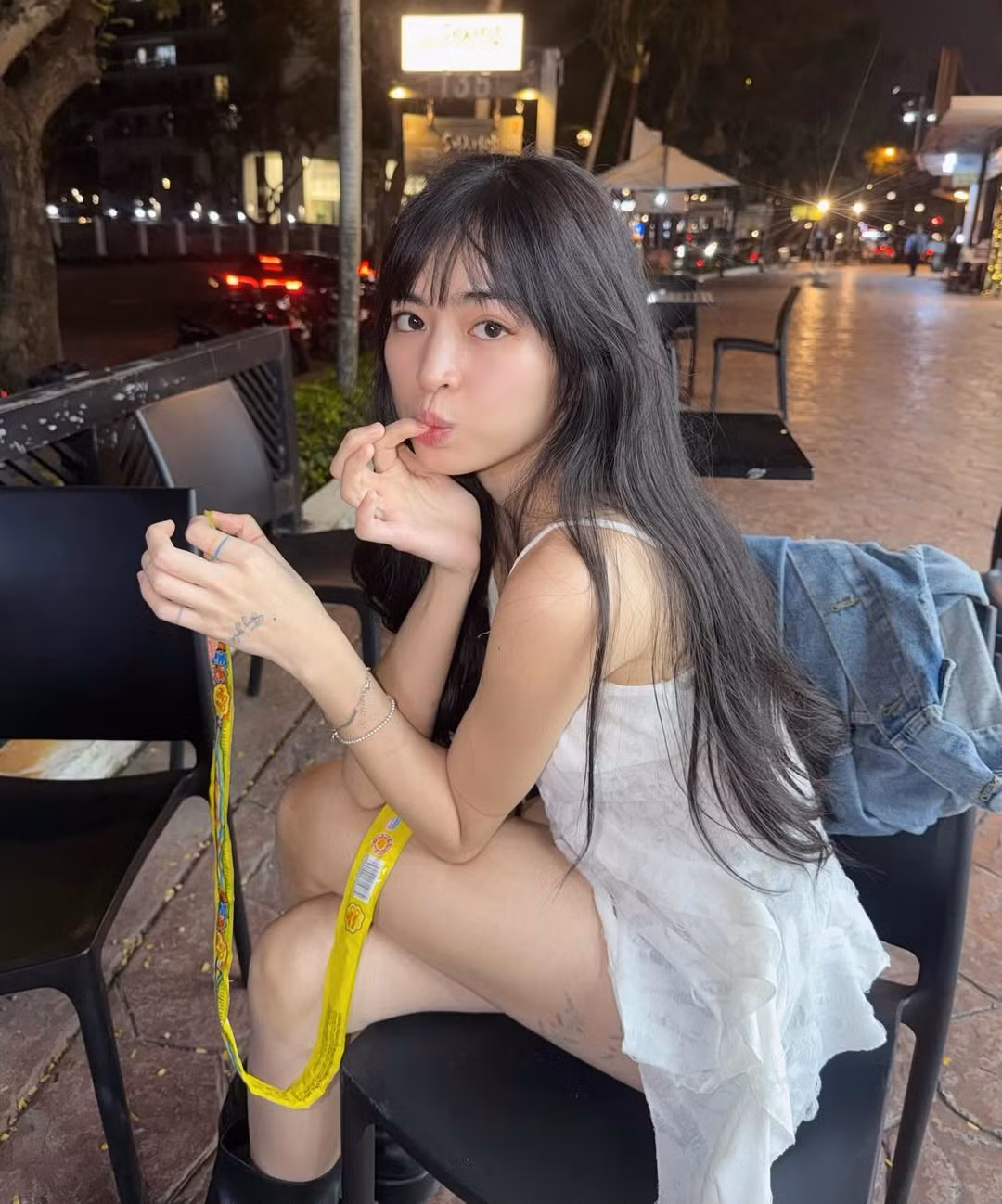 Trong loạt ảnh, Khánh Vân xuất hiện với phong thái thoải mái, trẻ trung. Mái tóc dài buông xõa, hơi xoăn nhẹ tạo cảm giác tự nhiên và mềm mại. Đây cũng là kiểu tóc giúp tôn lên những đường nét thanh thoát trên gương mặt.