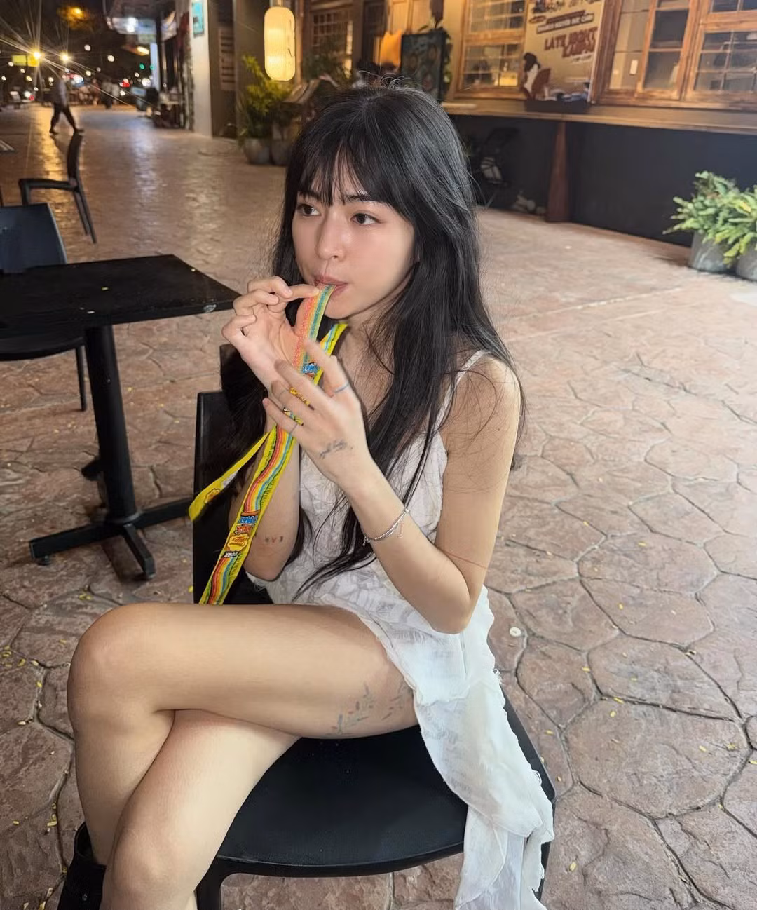 Ở những khoảnh khắc bất ngờ, khi cô chu môi hay đang ăn vặt, vẻ nhí nhảnh, hồn nhiên của Khánh Vân càng được thể hiện rõ.