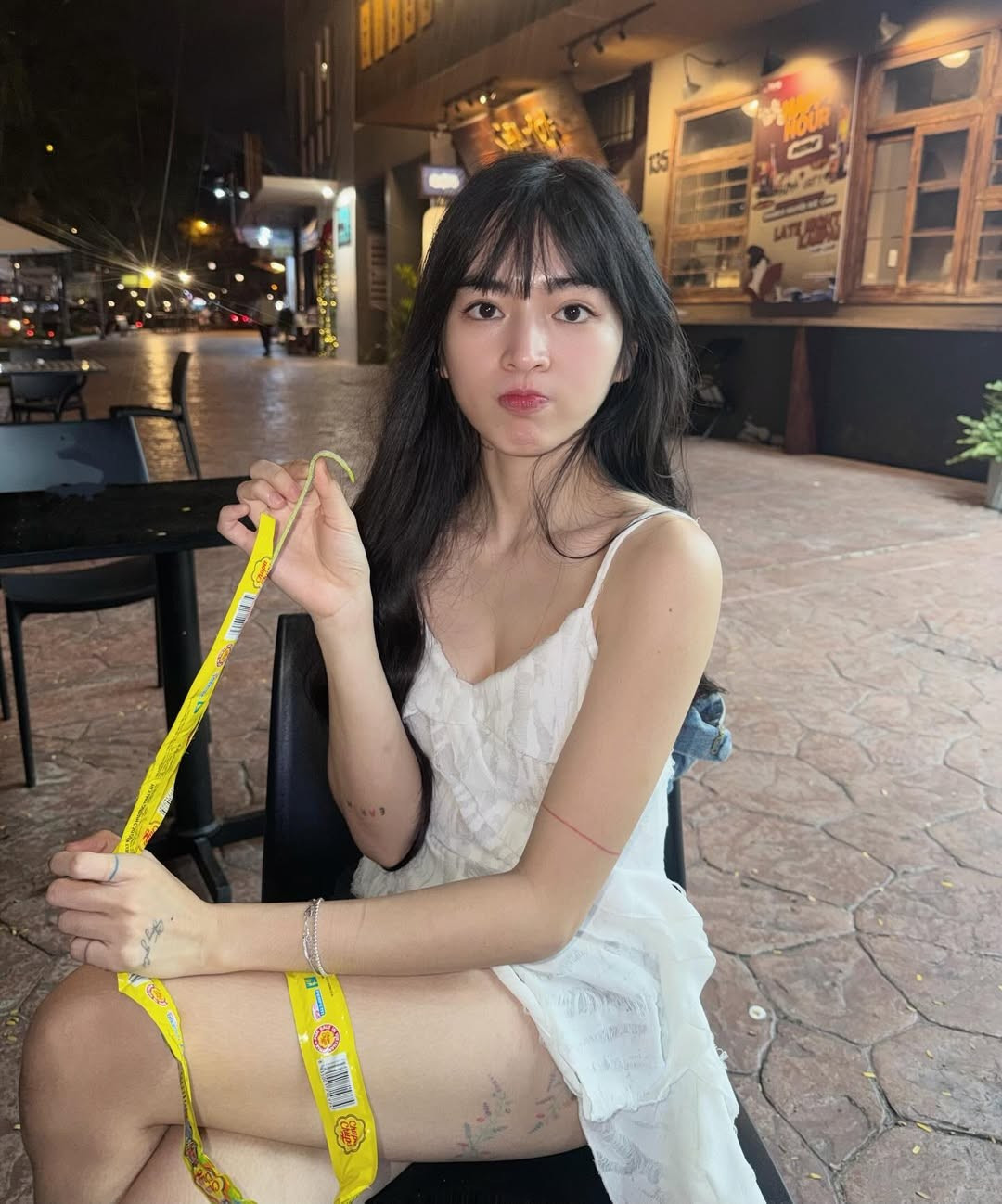 Khánh Vân sinh năm 1995, bước chân vào điện ảnh như một diễn viên tay ngang. Tuy nhiên, cô lại may mắn gây tiếng vang ngay từ vai diễn đầu tay – Trà Long trong “Mắt biếc”. Vai diễn này giúp cô trở thành gương mặt nổi bật của làng phim Việt, nhận hàng loạt lời mời hợp tác từ các dự án sau đó.