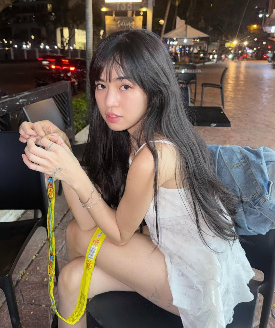 Gương mặt nữ diễn viên rạng rỡ với đôi mắt to trong trẻo và làn da mịn màng. Đặc biệt, đôi má lúm đồng tiền – “thương hiệu” của Khánh Vân – càng khiến biểu cảm của cô thêm phần đáng yêu.