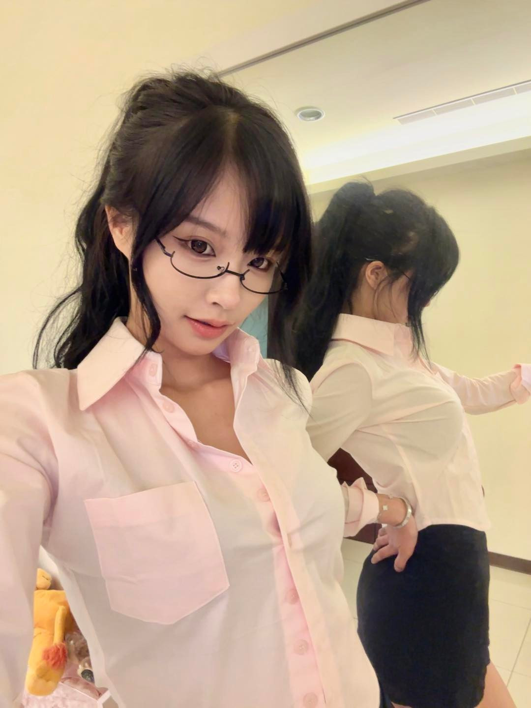 Một bộ phận không nhỏ cho rằng đây là minh chứng rõ ràng cho mặt trái của thế giới ảo - nơi mọi thứ có thể được tô vẽ bằng công nghệ, còn người thật thì đôi khi lại không như tưởng tượng.