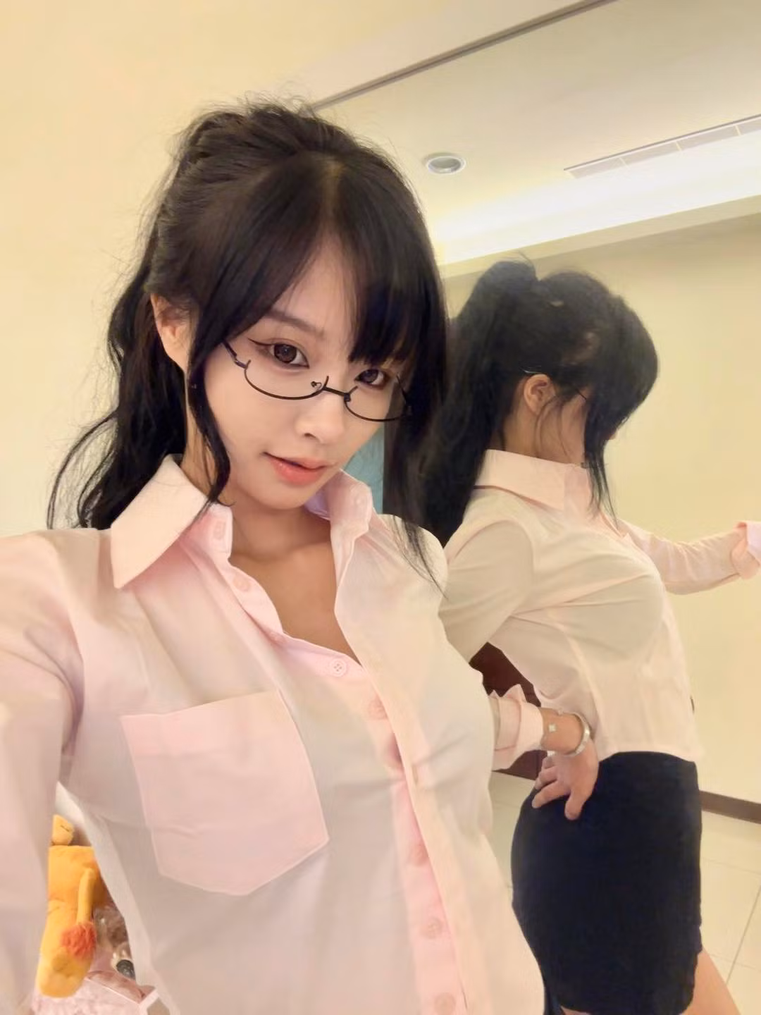 Một bộ phận không nhỏ cho rằng đây là minh chứng rõ ràng cho mặt trái của thế giới ảo - nơi mọi thứ có thể được tô vẽ bằng công nghệ, còn người thật thì đôi khi lại không như tưởng tượng.