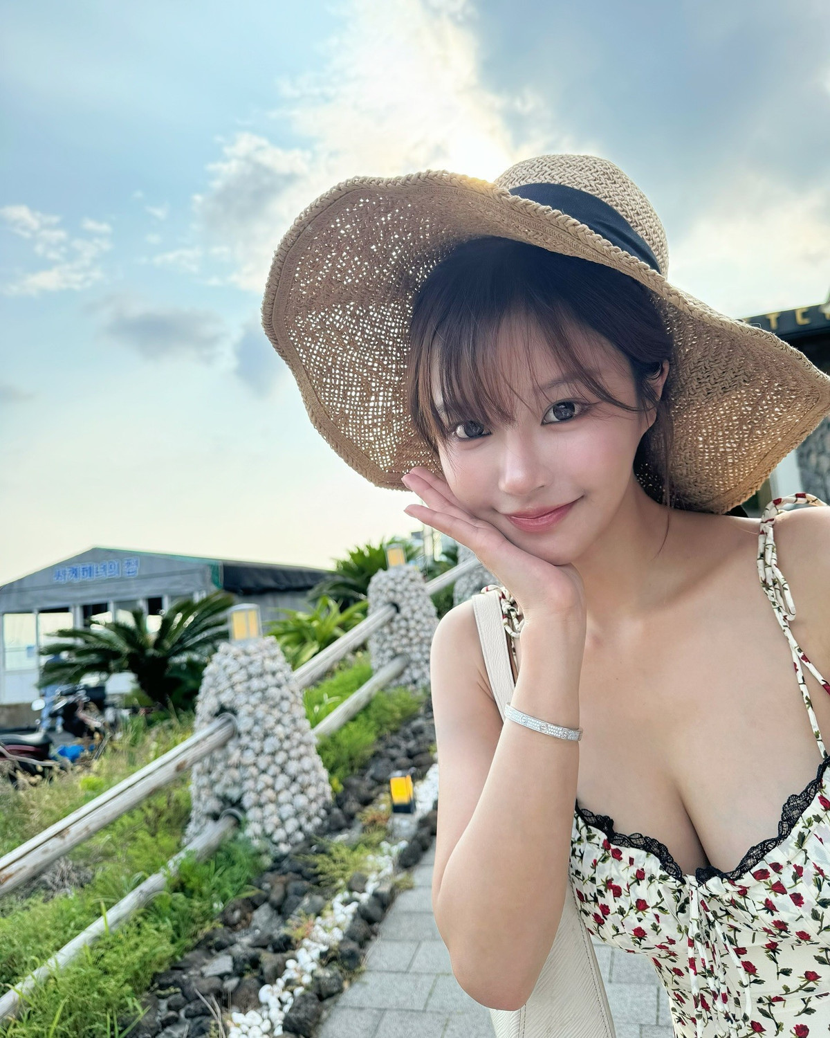 Vụ việc nhanh chóng lan truyền với tốc độ chóng mặt, trở thành chủ đề bàn tán sôi nổi trong cộng đồng người xem livestream.