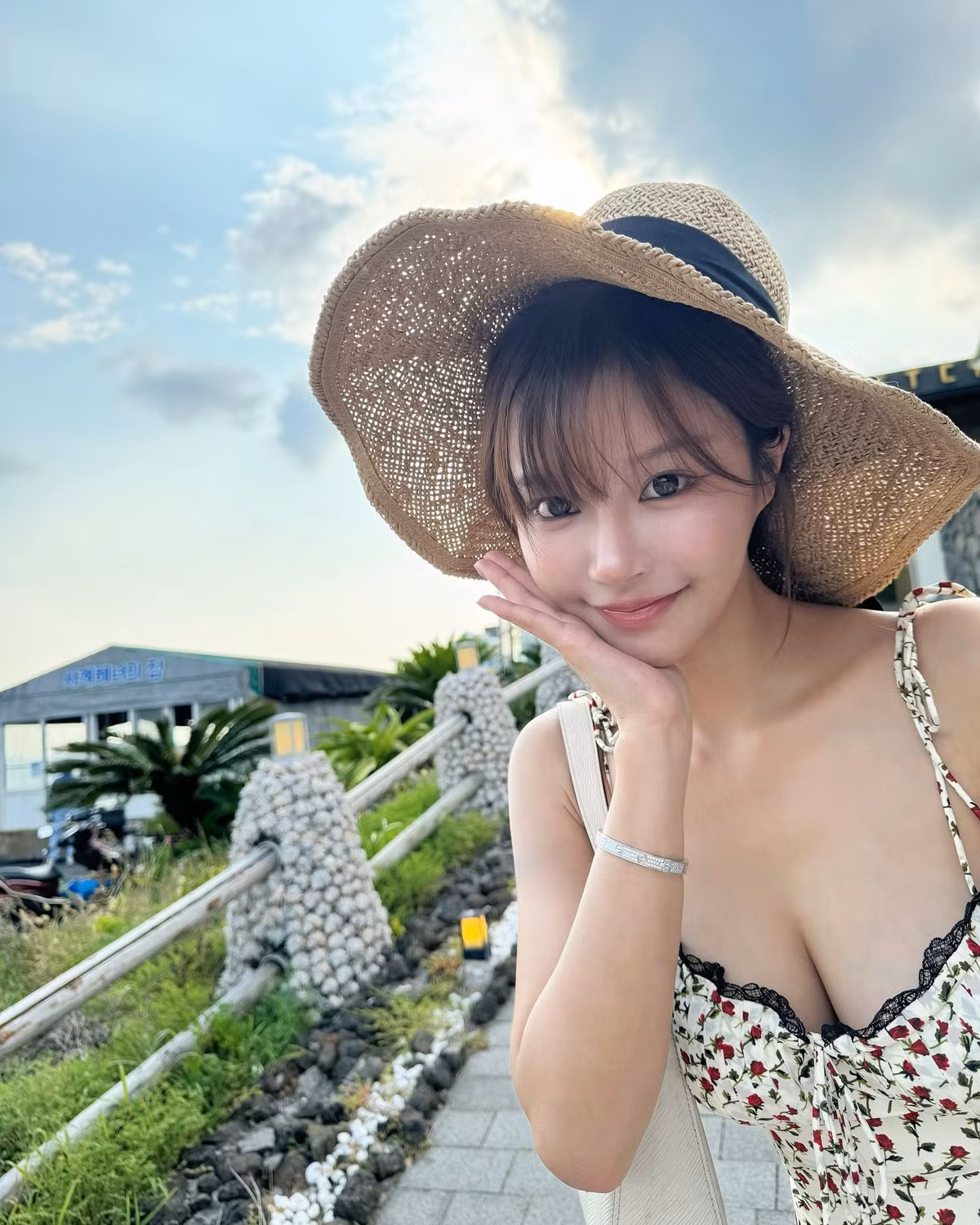 Vụ việc nhanh chóng lan truyền với tốc độ chóng mặt, trở thành chủ đề bàn tán sôi nổi trong cộng đồng người xem livestream.