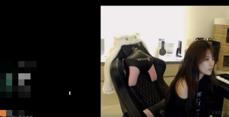 Cụ thể, trong một buổi phát sóng trực tiếp, nữ streamer này không hiểu vì lý do gì lại thiếp đi ngay trước ống kính. Điều đáng nói là ứng dụng làm đẹp - vốn được các streamer sử dụng để "nâng cấp" ngoại hình khi lên sóng - dường như đã bị tắt.