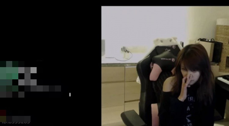 Khi cô nàng tỉnh dậy, khuôn mặt mộc không son phấn, nhợt nhạt và kém sắc đã hiện rõ trước mắt hàng nghìn khán giả đang theo dõi. Sự khác biệt quá lớn so với hình ảnh lộng lẫy thường thấy khiến không ít người cảm thấy bất ngờ và hụt hẫng.