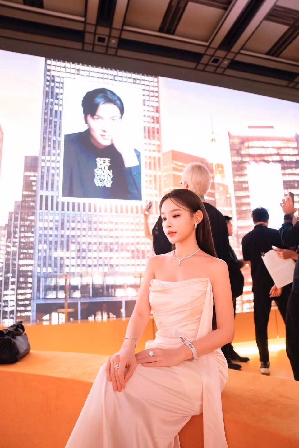 Trước ý kiến trên, Huyền Baby không ngần ngại làm hẳn một video để trả lời, khẳng định đầy chắc nịch: “Hai từ thôi: Cực phẩm”.