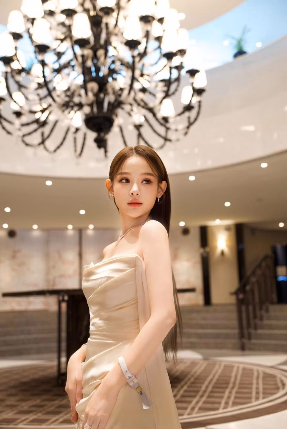 Ngay khi những video ngắn được chia sẻ lên mạng xã hội, cư dân mạng lập tức truyền tay nhau và để lại hàng loạt bình luận đầy hài hước. Nhiều người cho rằng khoảnh khắc Lee Min Ho hướng ánh nhìn về phía Huyền Baby khiến họ cũng phải rung động dù chỉ xem qua màn hình.