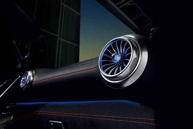 Không dừng lại ở thiết kế và nội thất, khả năng vận hành chính là điểm khiến mẫu xe này thực sự trở thành một cỗ máy của cảm xúc. Cụ thể, Mercedes-AMG SL 63 S E Performance có thể tăng tốc từ 0 đến 100 km/h chỉ trong 2,9 giây, với tốc độ tối đa đạt 317 km/h.