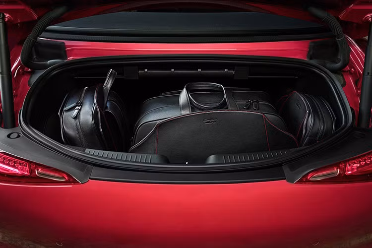 Hệ dẫn động 4 bánh toàn thời gian AMG Performance 4MATIC+ kết hợp với hệ thống đánh lái bánh sau mang lại sự linh hoạt ở vận tốc thấp và sự ổn định tuyệt đối ở tốc độ cao. Bộ pin hiệu suất cao AMG 400 volt – sử dụng công nghệ làm mát trực tiếp cho từng cell – đảm bảo khả năng giải phóng năng lượng nhanh chóng, đồng thời hỗ trợ sạc lại hiệu quả nhờ cơ chế thu hồi năng lượng khi giảm tốc.