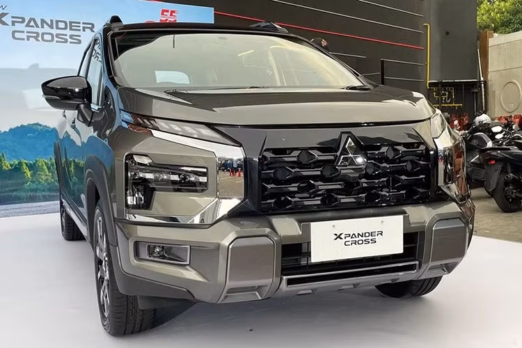 Ngoại hình xe SUV Mitsubishi Xpander Cross 2025 vẫn giữ được nét mạnh mẽ của một chiếc SUV nhưng nó được nâng cấp đẹp mắt và hầm hố hơn so với thế hệ trước. Xe được trang bị hệ thống chiếu sáng toàn bộ bằng đèn LED.