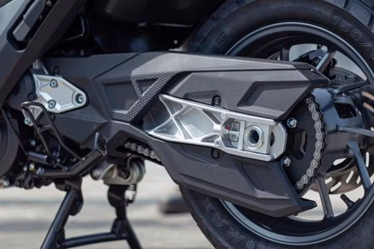 Về khung gầm, xe trang bị gắp sau bằng hợp kim nhôm với giảm xóc đơn và hệ thống treo đa liên kết, giữ bánh sau 14 inch. Bánh trước kích thước 15 inch sử dụng phuộc hành trình ngược. Cả hai bánh đều được trang bị phanh đĩa thủy lực, đi kèm hệ thống ABS hai kênh tiêu chuẩn.