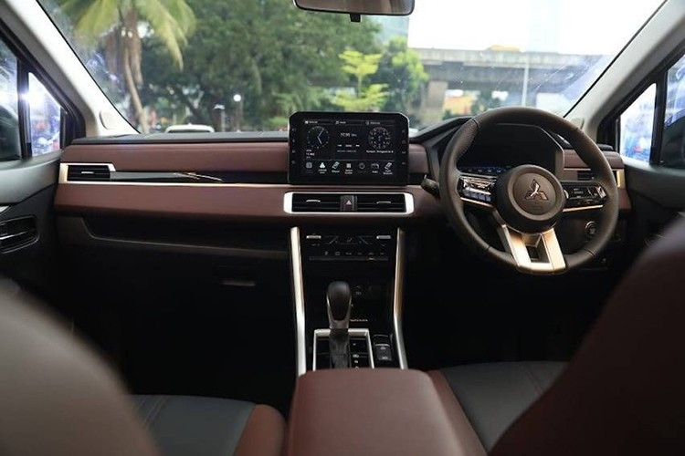 Nội thất của Xpander Cross giờ đây sang trọng hơn với sự kết hợp giữa màu đen và đỏ tía, mang lại cảm giác cao cấp. Ghế ngồi sử dụng chất liệu da tổng hợp, khác với Xpander tiêu chuẩn vẫn sử dụng chất liệu vải.