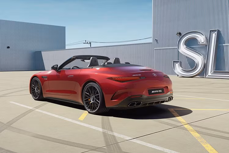 Nhờ sự kết hợp giữa động cơ V8 biturbo 4.0L đặt ở cầu trước với một động cơ điện công suất 204 mã lực gắn ở trục sau, Mercedes-AMG SL 63 S E Performance đạt tổng công suất lên đến 816 mã lực và mô-men xoắn cực đại 1.420 Nm – những thông số vốn chỉ thấy ở thế giới siêu xe.