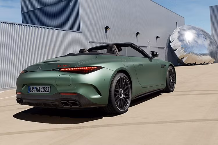 Tùy vào nhu cầu sử dụng, SL 63 S E Performance có thể lướt đi êm ái như một chiếc xe sang điện hoặc trở nên bốc lửa với tiếng gầm đặc trưng của động cơ AMG và ống xả chủ động, tùy chỉnh được mức độ âm thanh.