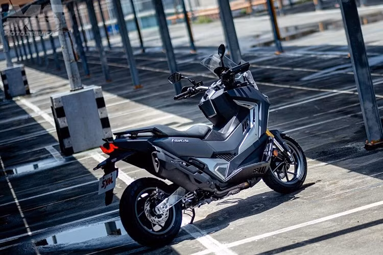 Được mệnh danh là "xe tay ga phiêu lưu thực thụ", mẫu xe ga SYM ADXTG 400 2025 sở hữu thiết kế độc đáo với động cơ đặt giữa và truyền động bằng xích – một điểm hiếm thấy ở xe tay ga.