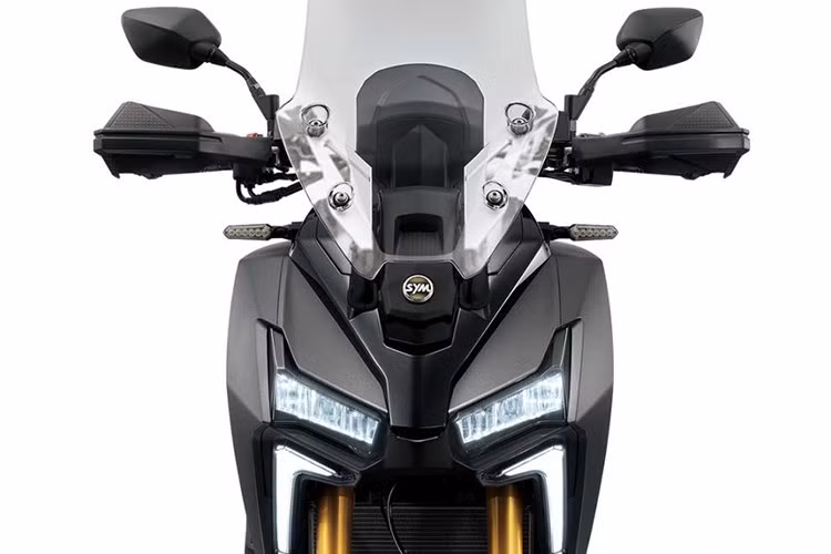 Xe sử dụng hoàn toàn đèn LED, đi kèm bảng đồng hồ LCD, chìa khóa thông minh, kính chắn gió chỉnh tay, bảo vệ tay lái và tấm trượt gầm.