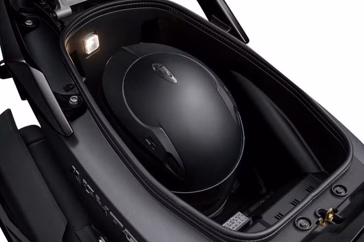 Bên trong ốp đầu xe là cổng sạc USB tiện lợi, còn cốp dưới yên có dung tích 32 lít, đủ để chứa mũ bảo hiểm và các vật dụng cá nhân. ADXTG 400 có trọng lượng 213 kg và chiều cao yên ở mức 790 mm, đòi hỏi người lái phải cao to một chút.