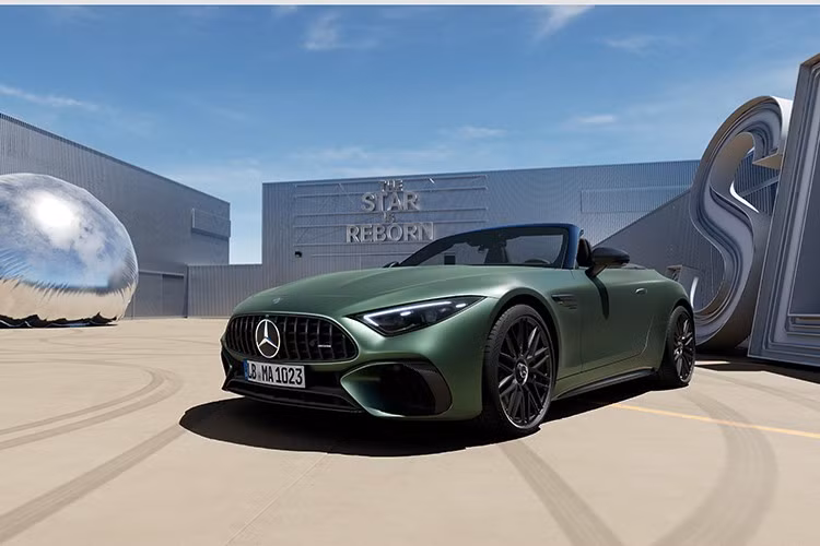 Mercedes-Benz Việt Nam sẽ chính thức giới thiệu mẫu SL 63 S E Performance trong sự kiện “Không gian tuyệt tác Mercedes-Benz” diễn ra từ ngày 3 đến 5/7 tại GEM Center (TP.HCM). Đây là một triển lãm quy tụ những mẫu xe đỉnh cao nhất của thương hiệu, trong không gian sang trọng và giới hạn số lượng khách tham dự, hứa hẹn mang đến trải nghiệm độc quyền cho những ai thật sự đam mê tốc độ và đẳng cấp.