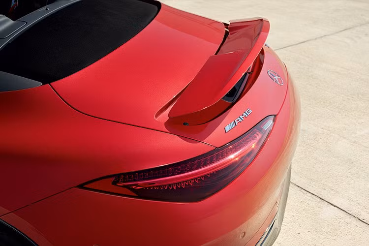 Cánh gió sau xe điều chỉnh điện và bộ mâm hợp kim 21 inch không chỉ tạo nên nét thẩm mỹ đặc trưng mà còn góp phần cải thiện tính khí động học. Hệ thống khí động học chủ động AIRPANEL cùng thanh carbon điều chỉnh dưới gầm xe giúp xe bám đường tốt hơn ở tốc độ cao. Ngoài ra, cánh lướt gió sau có thể thay đổi góc nghiêng tùy điều kiện vận hành, đảm bảo sự ổn định tối đa.