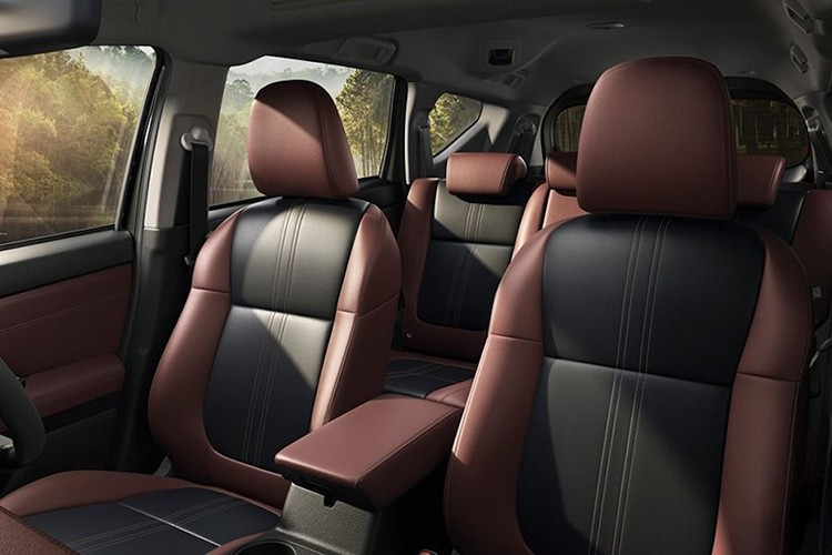 Các tính năng tiện nghi khác vẫn có sẵn, chẳng hạn như Nút khởi động/dừng, Tay lái nghiêng và kính thiên văn, Điều hòa tự động hai vùng, Bộ sạc không dây, ABS, EBD, Hỗ trợ khởi hành ngang dốc và Kiểm soát ổn định chủ động.