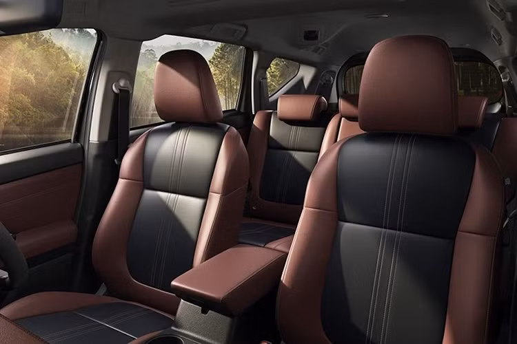 Các tính năng tiện nghi khác vẫn có sẵn, chẳng hạn như Nút khởi động/dừng, Tay lái nghiêng và kính thiên văn, Điều hòa tự động hai vùng, Bộ sạc không dây, ABS, EBD, Hỗ trợ khởi hành ngang dốc và Kiểm soát ổn định chủ động.