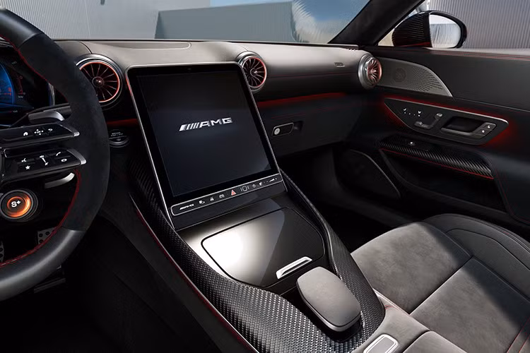 Trung tâm bảng điều khiển là màn hình cảm ứng 11,9 inch có khả năng điều chỉnh góc nghiêng chống chói nắng, đi cùng màn hình kỹ thuật số 12,3 inch phía sau vô lăng. Giao diện MBUX được tinh chỉnh riêng cho AMG cho phép hiển thị thông số vận hành, bản đồ đường đua và thậm chí cả phân tích thời gian vòng chạy với tính năng AMG Track Pace.