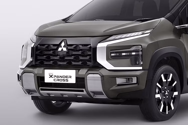 Kích thước lốp xe vẫn là 205/55. Phần đuôi Xpander Cross 2025 cũng có một số thay đổi nhỏ với thiết kế cản mới nhưng vẫn giữ được ấn tượng thể thao. Đèn phanh LED, chức năng khử sương mù, cần gạt nước phía sau và ăng-ten vây cá mập vẫn được trang bị.