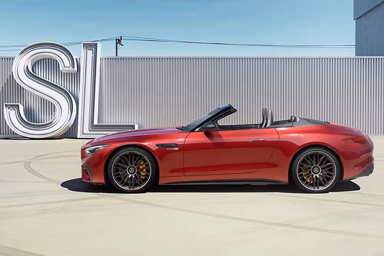 Mercedes-AMG SL 63 S E Performance 2025 mới không chỉ gây ấn tượng bởi giá trị thương mại mà còn khẳng định vị thế của một chiếc roadster hiệu năng cao hiếm hoi kết hợp giữa truyền thống và tương lai. Đây là lần đầu tiên tại Việt Nam, một mẫu SL được trang bị hệ truyền động hybrid hiệu suất cao E Performance – công nghệ lấy cảm hứng trực tiếp từ những chiếc xe đua Công thức 1™ của đội đua Mercedes-AMG Petronas.