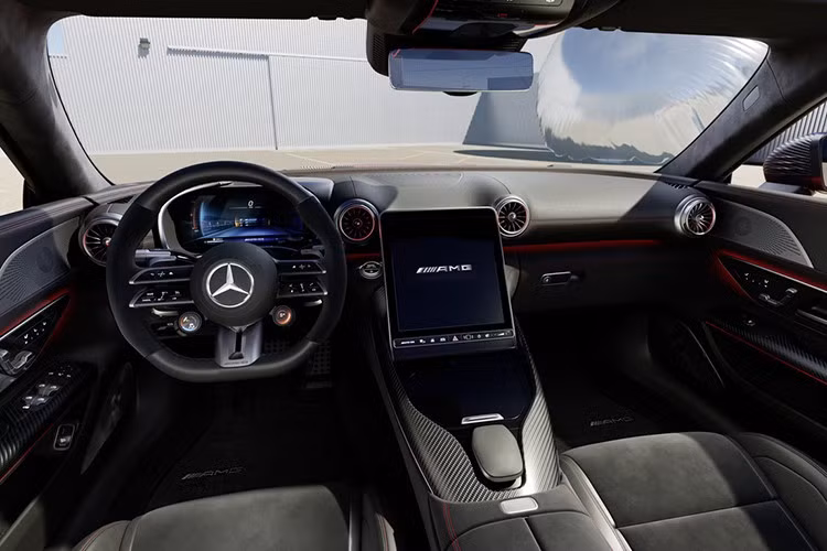 Bên trong khoang lái, SL 63 S E Performance tiếp tục thể hiện triết lý “hyper-analog” – kết hợp cảm giác lái cơ khí truyền thống với công nghệ kỹ thuật số hiện đại. Nội thất bọc da Nappa cao cấp, ghế thể thao AMG tích hợp hệ thống sưởi cổ AIRSCARF, trần xe phủ vật liệu microfiber MANUFAKTUR và hệ thống đèn viền nội thất 64 màu tạo nên không gian vừa sang trọng, vừa thể thao.