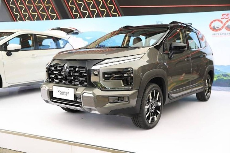 Mitsubishi Xpander Cross 2025 mới vừa trải qua đợt nâng cấp lớn (facelift) lần 2 tại thị trường Đông Nam Á, cụ thể là Indonesia. So với người anh em Xpander thường, Mitsubishi Xpander Cross facelift 2025 có nhiều thay đổi hơn hẳn. Trong đó ngoại thất đã được cải tiến triệt để và trông giống SUV hơn.