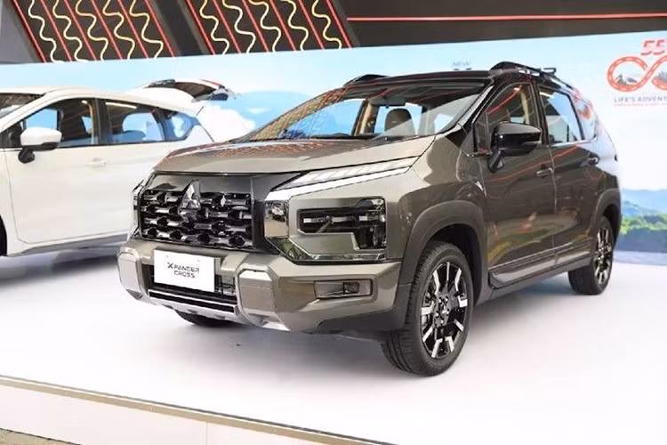 Mitsubishi Xpander Cross 2025 mới vừa trải qua đợt nâng cấp lớn (facelift) lần 2 tại thị trường Đông Nam Á, cụ thể là Indonesia. So với người anh em Xpander thường, Mitsubishi Xpander Cross facelift 2025 có nhiều thay đổi hơn hẳn. Trong đó ngoại thất đã được cải tiến triệt để và trông giống SUV hơn.