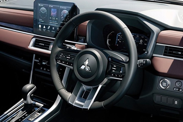 Ngoài việc làm mới thiết kế, Xpander Cross tại Indonesia hiện còn được trang bị camera 360 độ, màn hình trung tâm 10 inch, bảng đồng hồ TFT 8 inch, cũng như 6 túi khí và hệ thống kiểm soát nghiêng AYC.