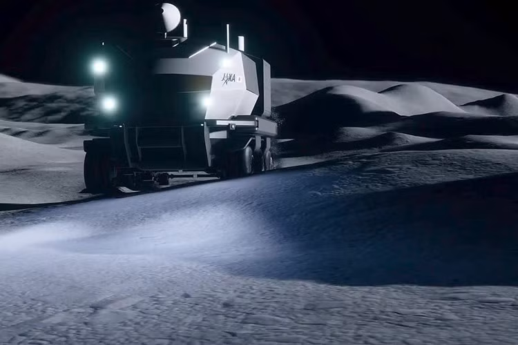 Điểm đặc biệt là bộ lốp kim loại không khí do Bridgestone phát triển. Đây là loại lốp bền bỉ vượt trội, có thể chịu được nhiệt độ khắc nghiệt dao động từ -170°C đến +120°C, đồng thời chống chịu bức xạ vũ trụ và mài mòn lâu dài – những yếu tố sống còn trong điều kiện môi trường mặt trăng.