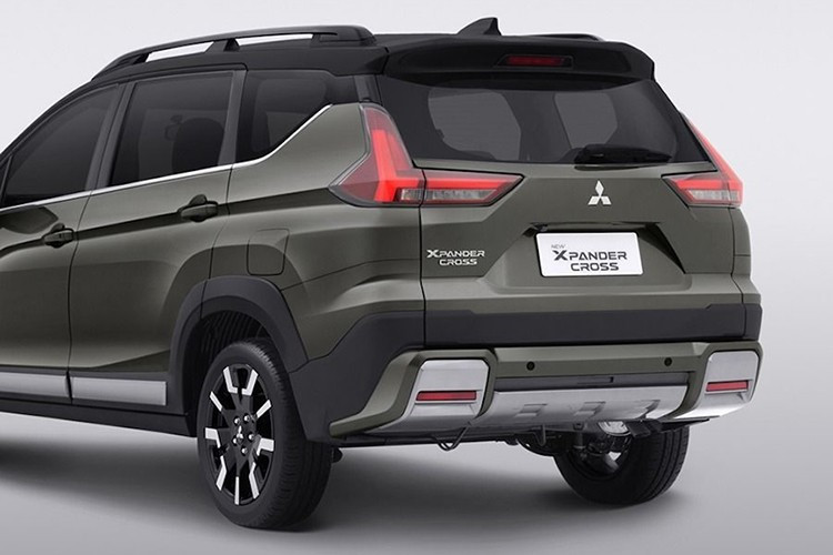 Ở bên hông, Mitsubishi Xpander Cross facelift 2025 sở hữu bộ vành xe hai tông màu 17 inch hiện có thiết kế mới hình đinh ba trông khá giống xe Maserati nhưng với các đường nét góc cạnh, mang đến vẻ ngoài hiện đại và nam tính hơn.