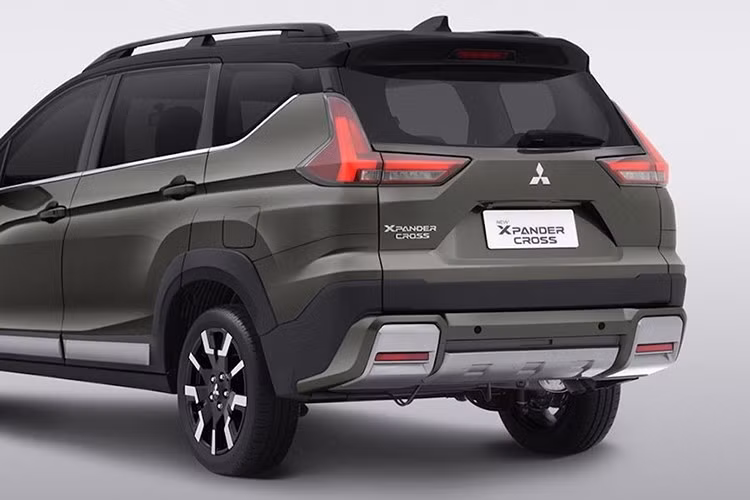 Ở bên hông, Mitsubishi Xpander Cross facelift 2025 sở hữu bộ vành xe hai tông màu 17 inch hiện có thiết kế mới hình đinh ba trông khá giống xe Maserati nhưng với các đường nét góc cạnh, mang đến vẻ ngoài hiện đại và nam tính hơn.