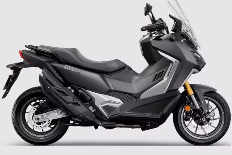 Khối động cơ xi-lanh đơn dung tích 399 cc đặt trong khung sườn giúp xe mang lại cảm giác vận hành tương tự một chiếc mô tô thực thụ. Động cơ này sản sinh công suất 34,5 mã lực tại 7.000 vòng/phút và mô-men xoắn cực đại 37 Nm tại 5.500 vòng/phút, truyền động qua hộp số CVT kết hợp với xích.