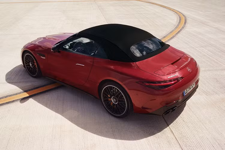 Không chỉ mạnh mẽ, mẫu SL mới còn mang theo sự chuyển mình rõ rệt trong thiết kế. Ngoại hình xe là sự pha trộn giữa phong cách thể thao hiện đại và những đường nét hoài cổ của dòng SL huyền thoại từng làm nên danh tiếng cho Mercedes-Benz từ thập niên 1950. Mui xe dài, đuôi xe bo tròn, cabin đẩy lùi về phía sau,...