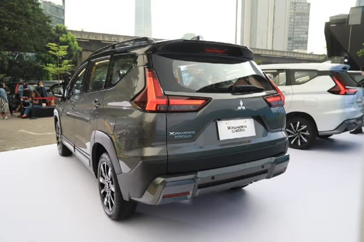 Cụ thể, mẫu xe SUV Mitsubishi Xpander Cross 2025 nâng cấp tại Indonesia hiện sở hữu lưới tản nhiệt mới với thiết kế mạnh mẽ hơn theo phong cách người anh em bán tải Triton, kết hợp với đèn pha màu đen và cản xe cơ bắp hơn.