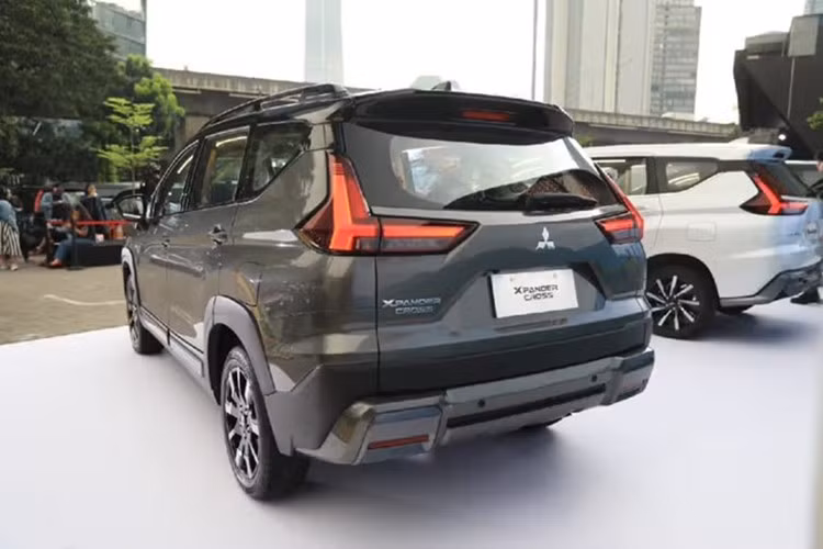 Cụ thể, mẫu xe SUV Mitsubishi Xpander Cross 2025 nâng cấp tại Indonesia hiện sở hữu lưới tản nhiệt mới với thiết kế mạnh mẽ hơn theo phong cách người anh em bán tải Triton, kết hợp với đèn pha màu đen và cản xe cơ bắp hơn.
