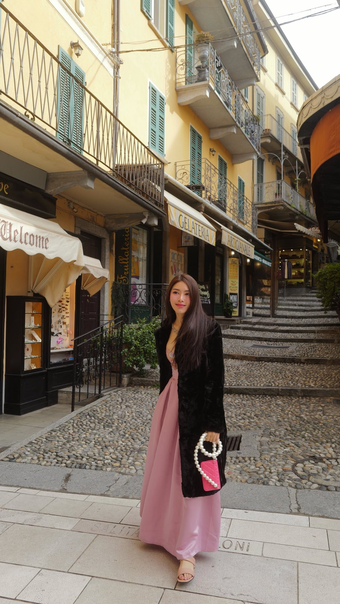 Hiện tại, ở tuổi 25, Linh Trương tận hưởng cuộc sống với hình ảnh được nhiều người nhận xét là "giống trong mơ". Những bức ảnh check-in tại các nhà hàng đắt đỏ, khách sạn cao cấp, sử dụng đồ hiệu của cô thường xuyên trở thành đề tài bàn luận trên mạng xã hội.